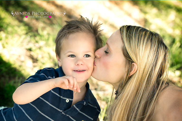 mommy and me photography session- kiss from mommy