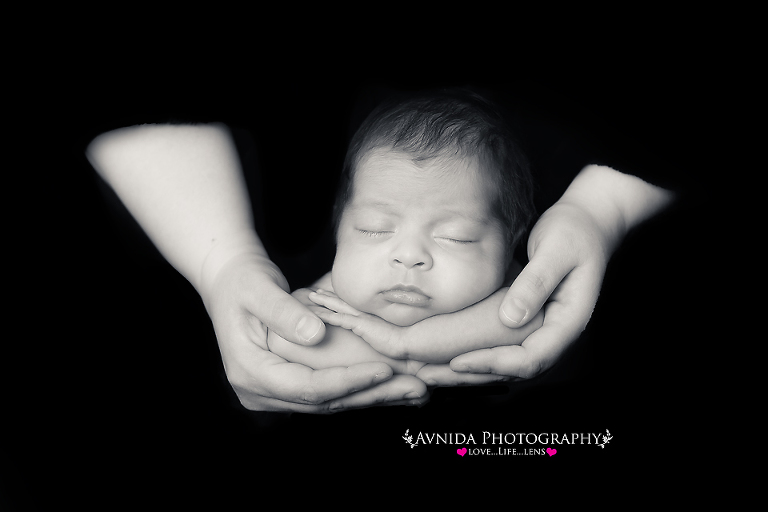 Newborn photography - baby comfortable in mommy's arms (B&W)