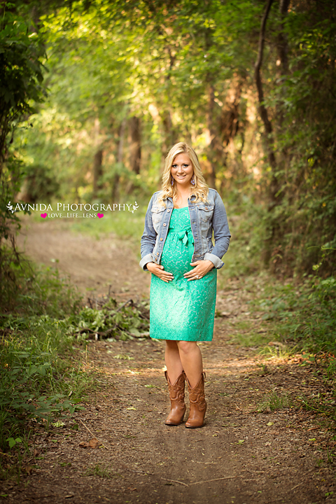 Maternity Photography: Mom with an ear-to-ear smile