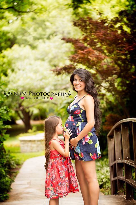 Mom and daugther posing for maternity photography millburn new jersey