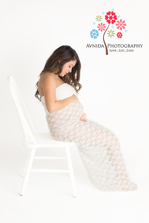 mom admiring her baby with her maternity photographer bridgewater new jersey  by www.avnidaphotography.com