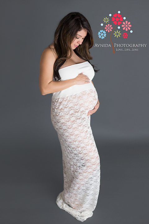 gracious mom with her maternity photographer bridgewater new jersey in white by www.avnidaphotography.com