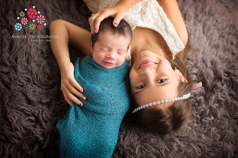 dallas newborn photographer with sister