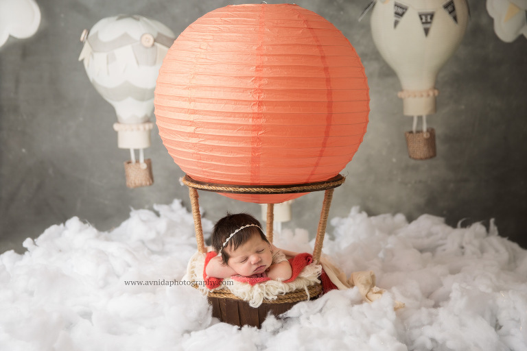 Newborn-photographer-baby-on-the-hot-air-balloon