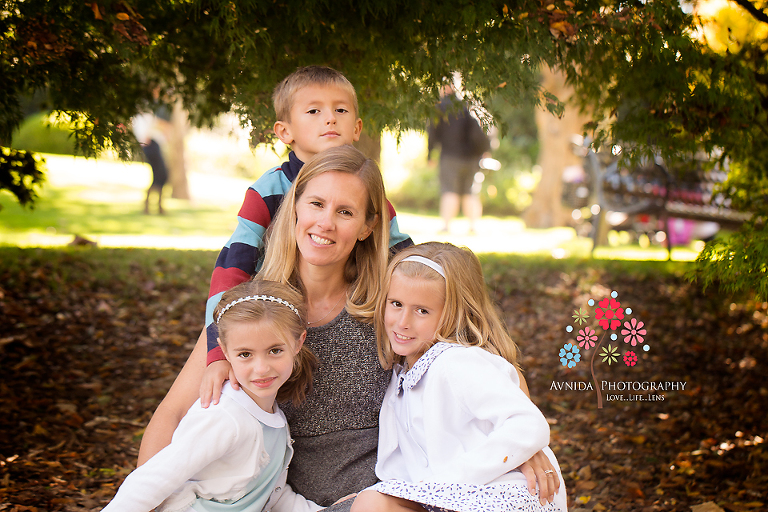 kids hugging mom in family photos dallas