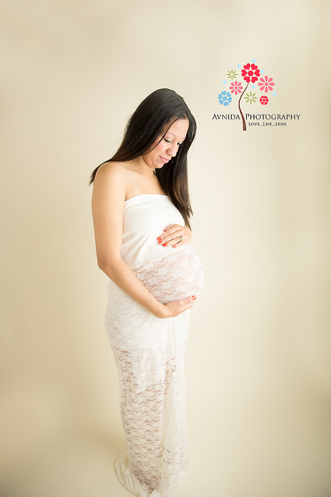 maternity photography mendham nj looking at the baby by www.avnidaphotography.com