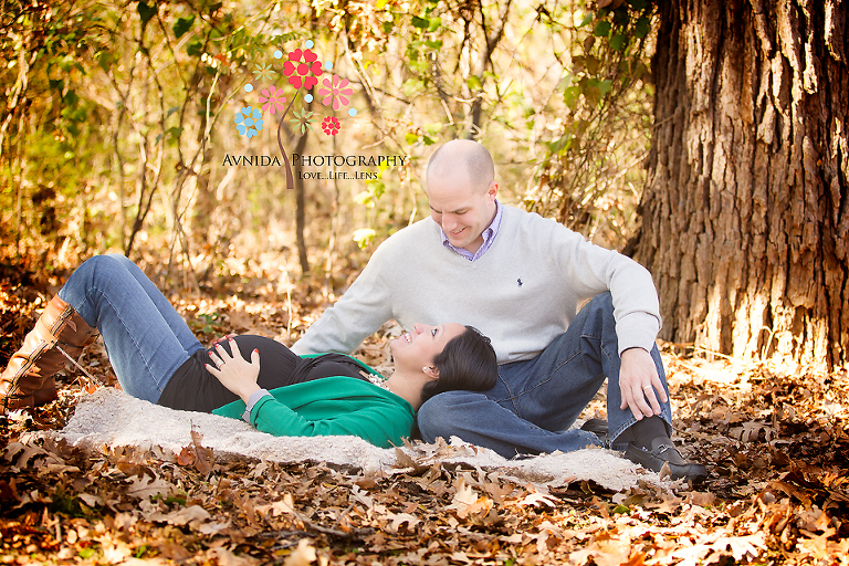 maternity photography mendham nj looking lovingly by www.avnidaphotography.com