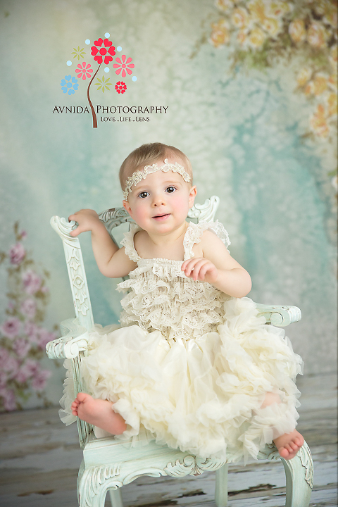 cake smash photography bridgewater nj coco looking at camera by www.avnidaphotography.com