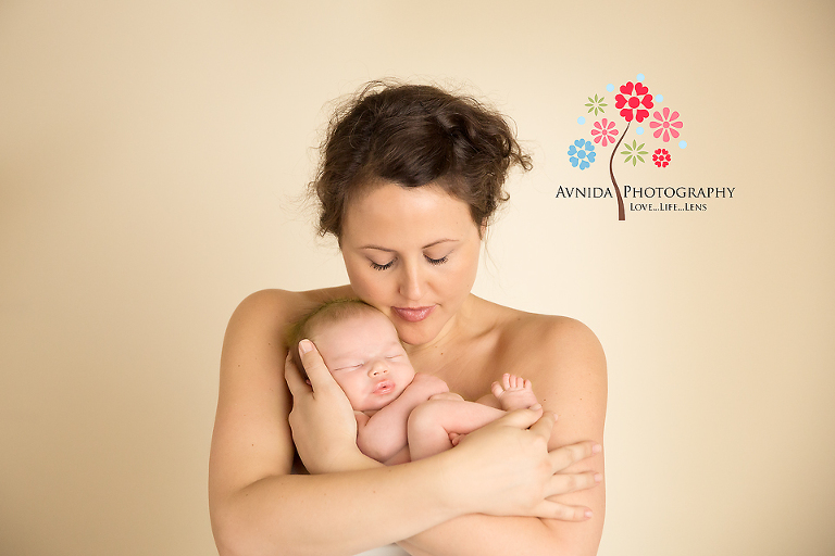 newborn photography basking ridge nj with mom by www.avnidaphotography.com