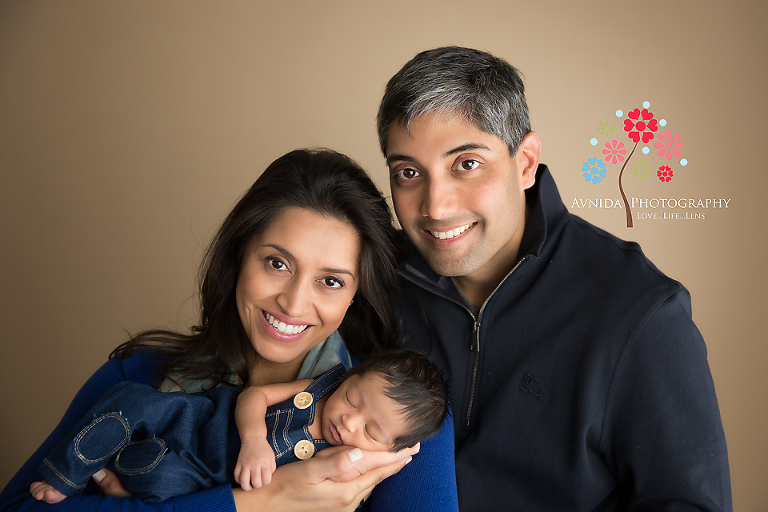 NJ Baby Photographer: Getting the perfect family pose during newborn photography, by Avnida Photography