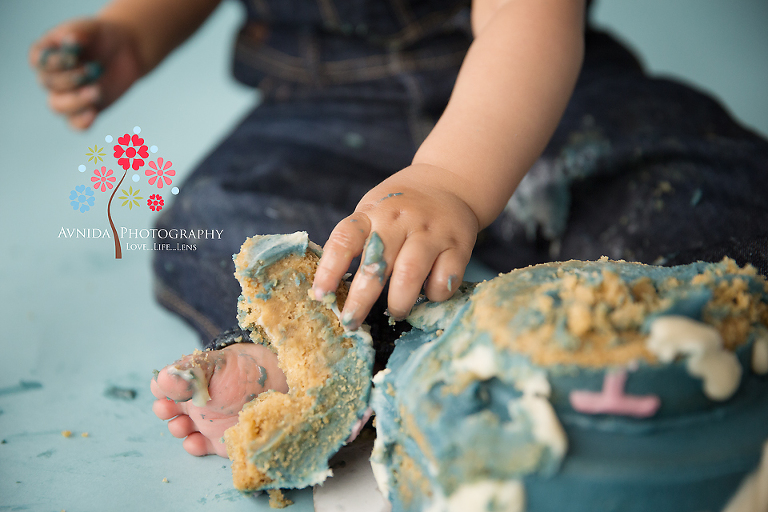 You want fun during a cake smash? Well, let's get messy then.