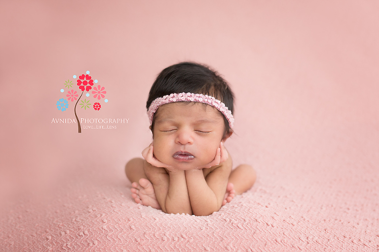 Sunheri-newborn-baby-poses-hands-on-chin