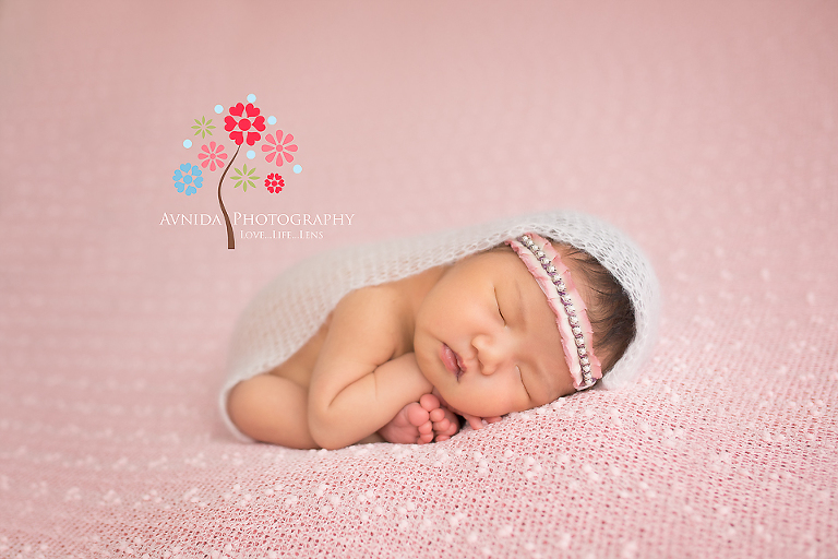 Newborn photography ideas - how to combine wrap and headband in a single pose