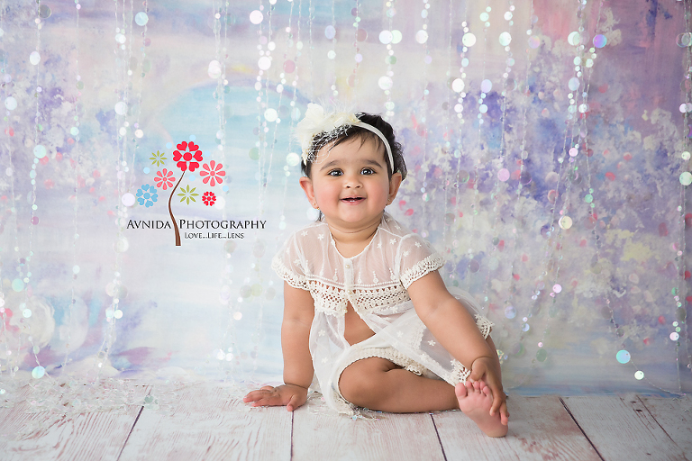 How to pose for first birthday photo shoot, by Avnida Photography