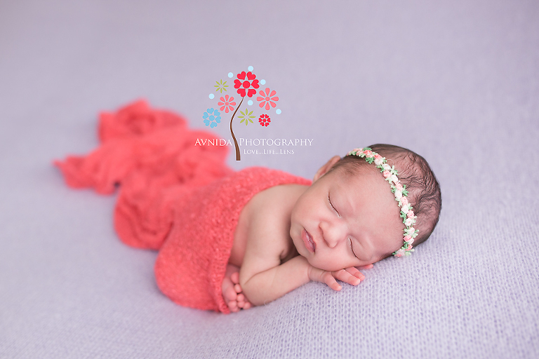 How to effectively use contrast in colors for a newborn photo shoot, by Avnida Photography
