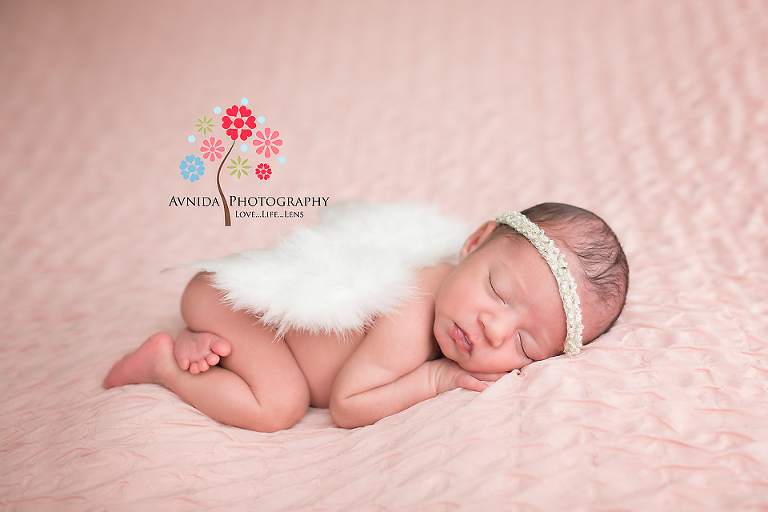How to use angel wings during a newborn photography session? Expert tips by Avnida Photography