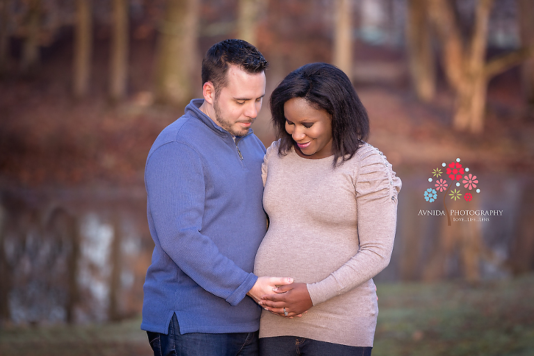 Outdoor maternity photography ideas. Bring out the best expressions. Click here to see ideas.