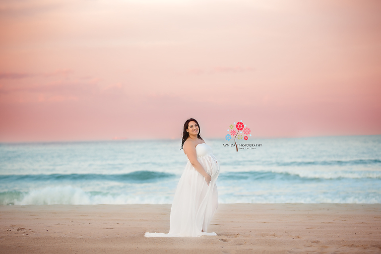The perfect combinaton of beach colors and maternity photography by Avnida Photography