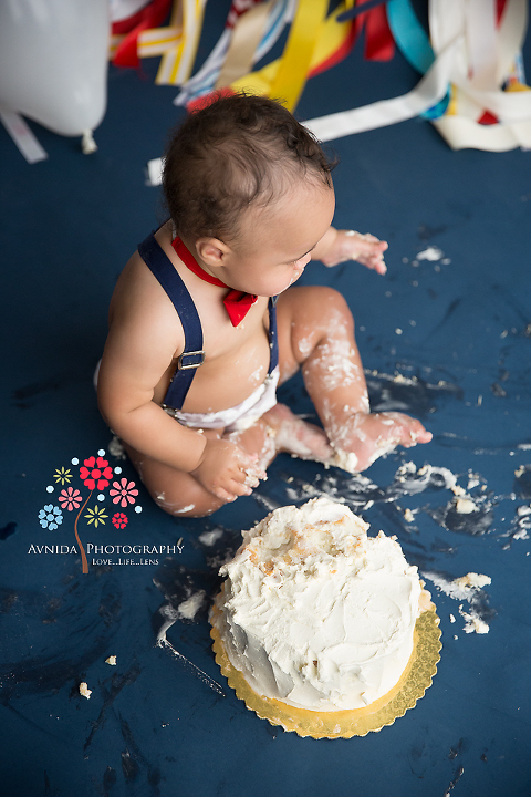 It's time to clean up after the cake smash. Photos by Avnida Photography.