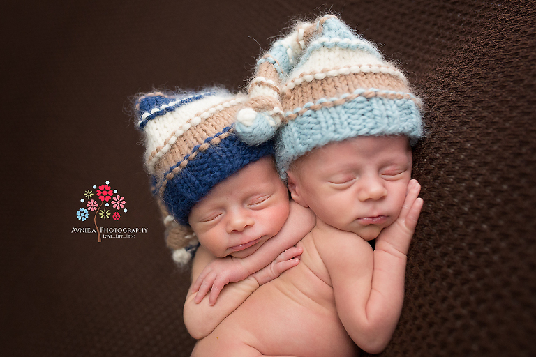 Newborn twin photography ideas - Because best friends rely on each other