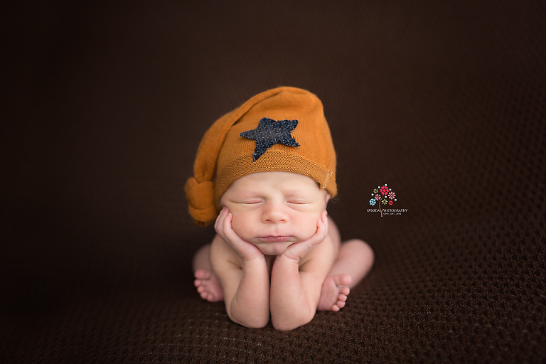 twin newborn photography - The classic hands on chin pose made even better by our cute twins