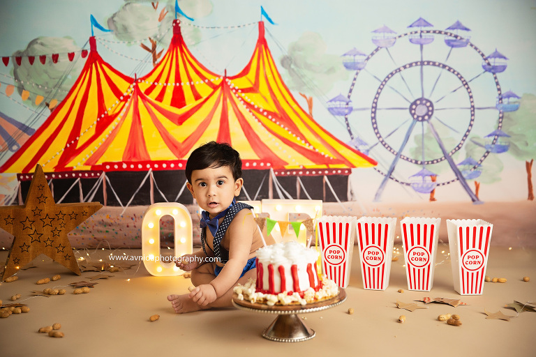 Is the circus in town? It's a cute cake smash photo session. Complete with the tents, a Ferris wheel, peanuts and popcorn. The caravan is around here somewhere.
