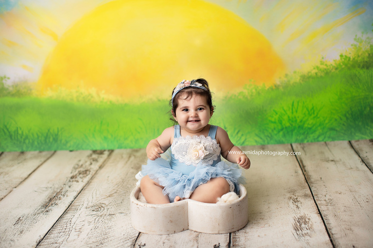 This is how the perfect Cake Smash Photographer Mendham NJ session just started. With a big dose of smile, cute little teeth, and sunshine all around.