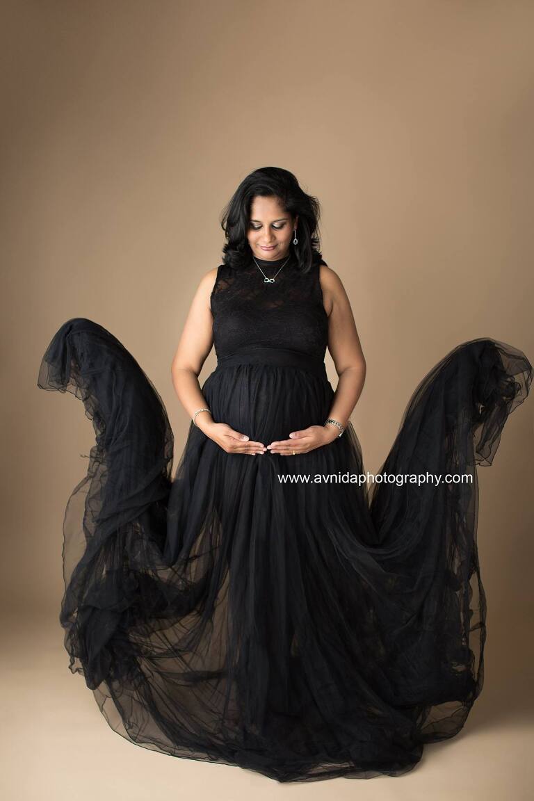 Maternity Photography Gowns - the queen in black by Avnida Photography