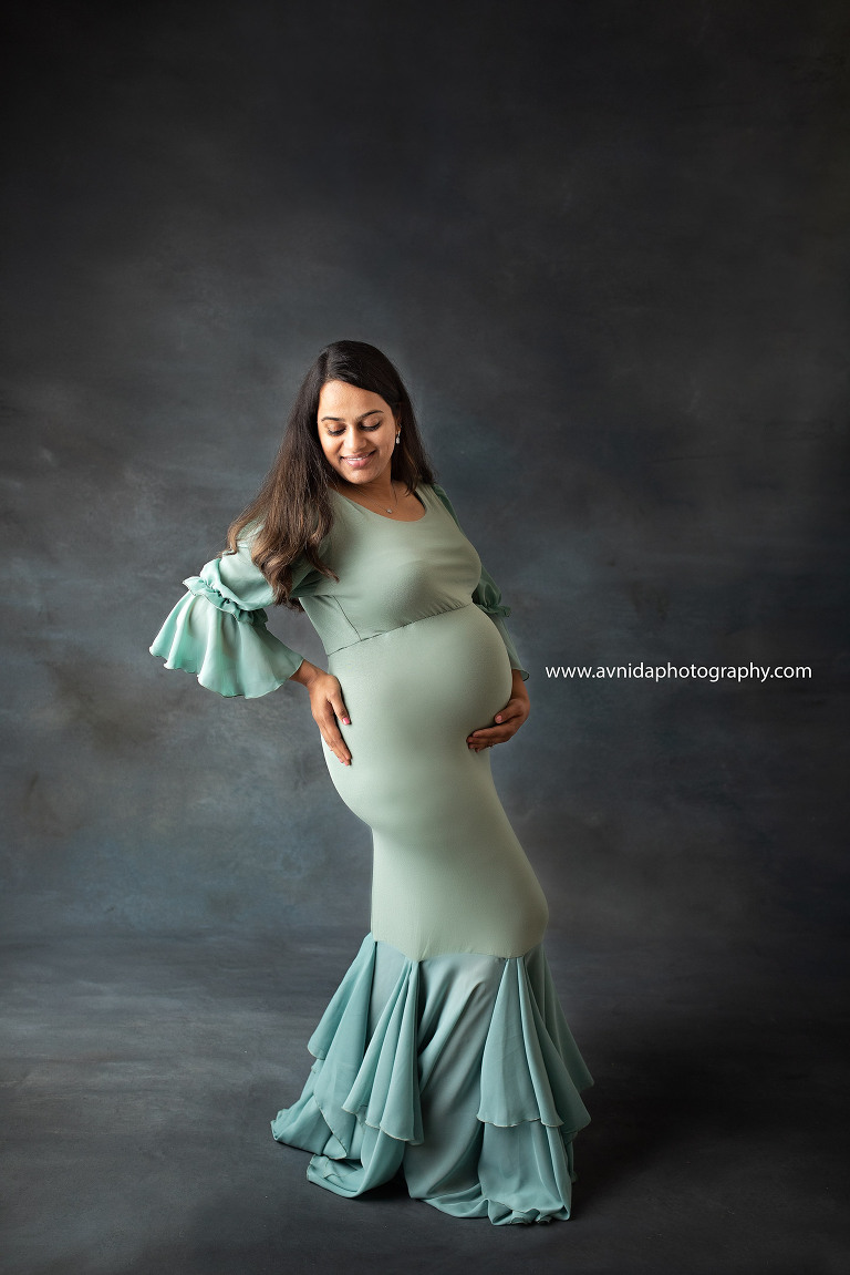 Maternity Photography Gowns - that pose and a green gown - the perfect combination